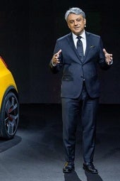 Luca de Meo junto al nuevo Renault 5
