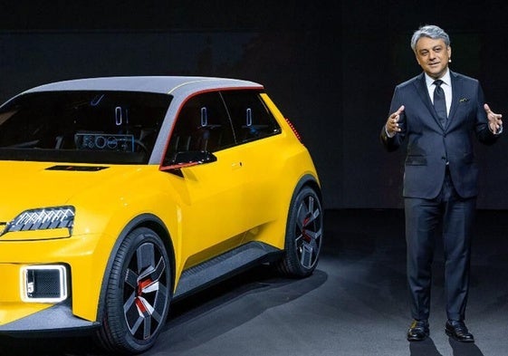 Luca de Meo junto al nuevo Renault 5
