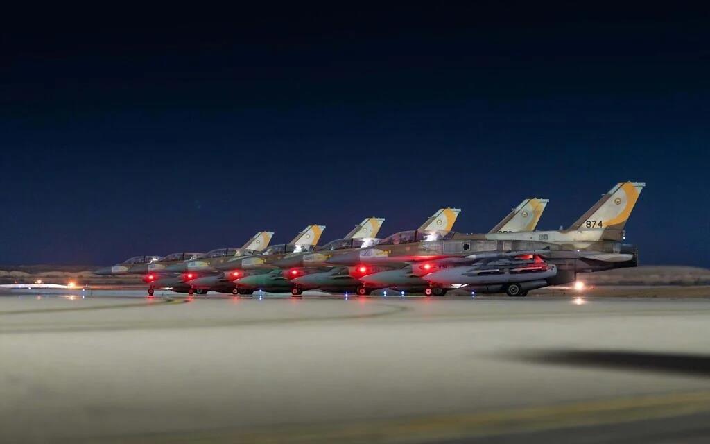 Cazas israelíes se disponen a despegar para llevar a cabo la ofensiva contra Irán.