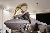 Un piloto sube a su avión antes de despegar para atacar Irán.