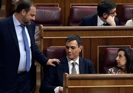 José Luis Ábalos saluda a Pedro Sánchez durante la moción de Censura a Rajoy