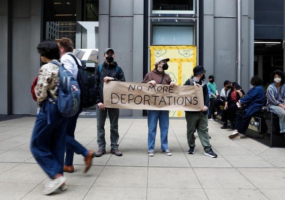 Manifestantes protestan en el centro de Chicago contra las redadas migratorias del Gobierno de Donald Trump.