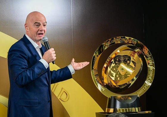Gianni Infantino, presidente de la FIFA, junto al trofeo del Mundial de Clubes.