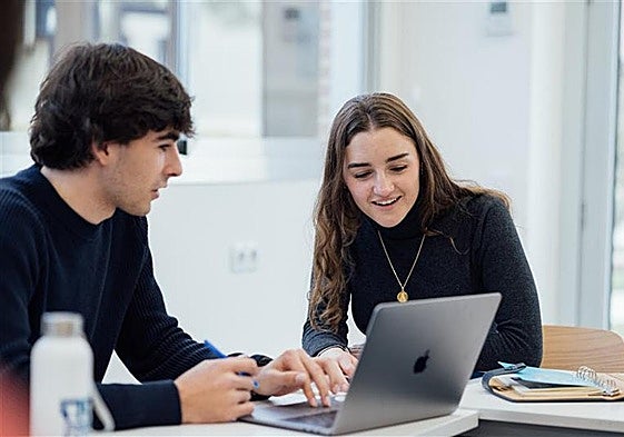 Imagen de dos estudiantes.