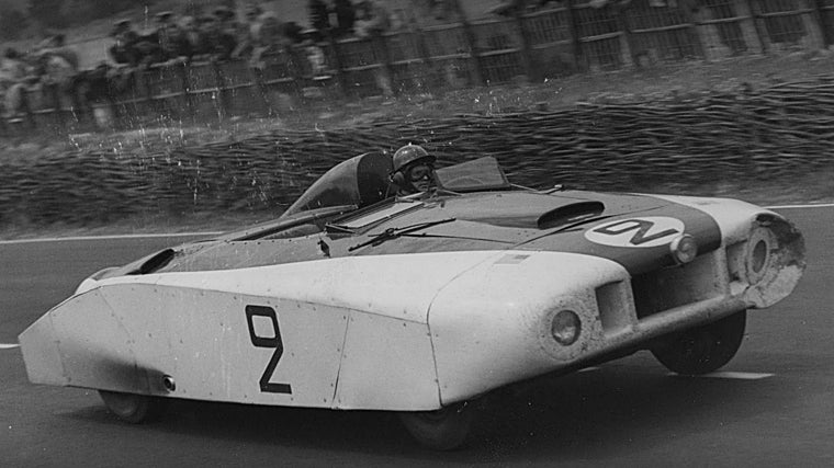 Le Monstre tenía una carrocería de inspiración aeronáutica bajo la que se escondía un motor y un chasis de Cadillac Type 61 Coupé de Ville