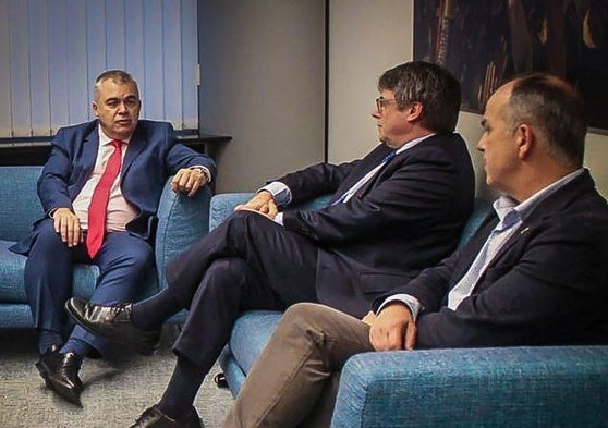 Santos Cerdán, Carles Puigdemotn y Jordi Turull durante las negociacioes de investidura en 2023.