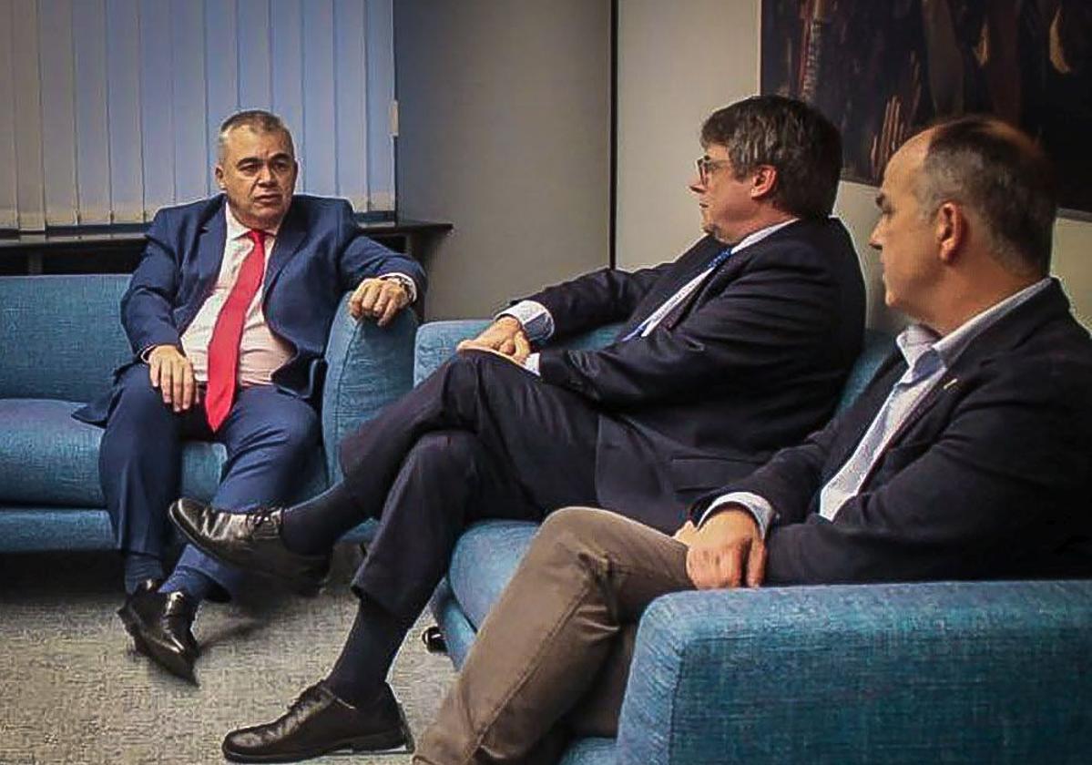 Santos Cerdán, Carles Puigdemotn y Jordi Turull durante las negociacioes de investidura en 2023.