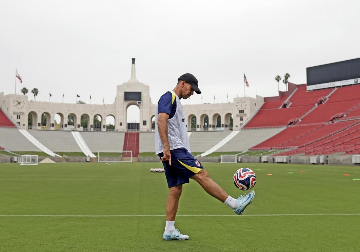Diego Pablo Simeone controls a ball during an Atlético training session at the Memorial Coliseum stadium in Los Angeles.