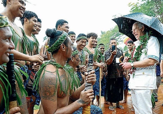 El monarca charla con aldeanos locales durante su visita a la Aldea Cultural de Apia en octubre de 2024.