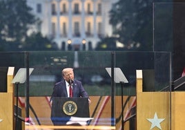 Donald Trump durante el desfile por el 250 aniversario de la fundación del Ejército estadounidense.