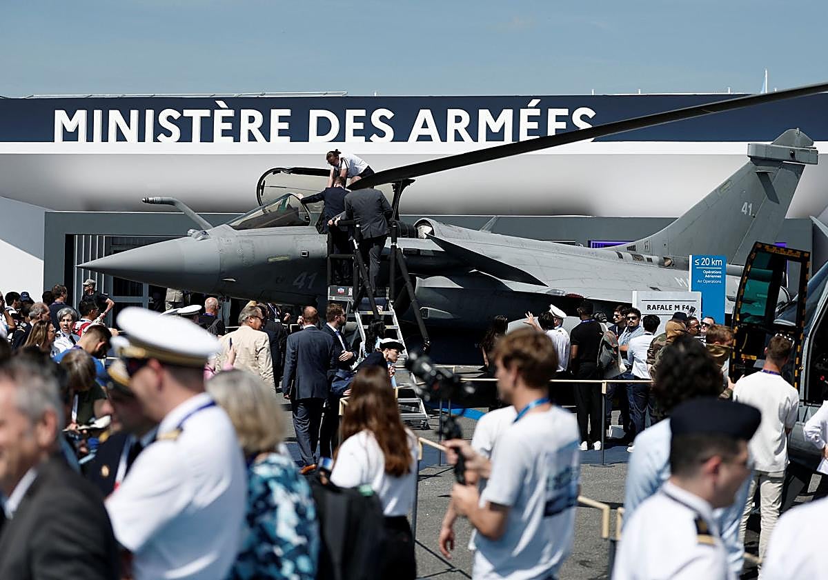 Imagen principal - Francia castiga a Israel y censura su stand en el Salón Aeronáutico de París