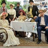 Enrique Vila-Matas (derecha), padrino del Bloomsday español junto a los personajes eduardianos que recrean a los del 'Ulises'.