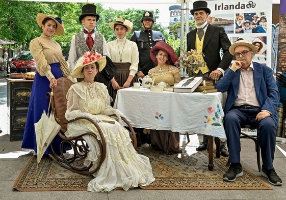 Enrique Vila-Matas (derecha), padrino del Bloomsday español junto a los personajes eduardianos que recrean a los del 'Ulises'.