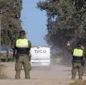 Un vehículo de los servicios funerarios sale de la base de Cerro Muriano.