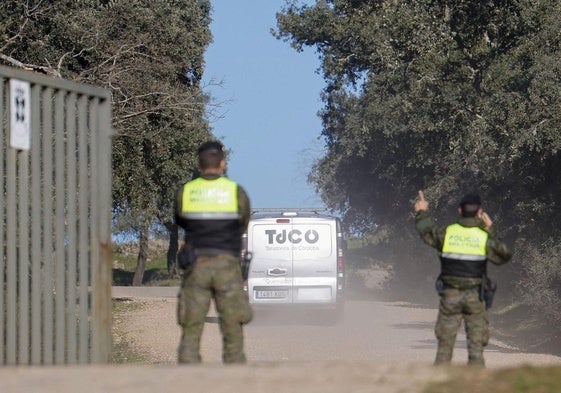 Un vehículo de los servicios funerarios sale de la base de Cerro Muriano.