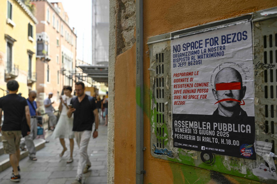 Un cartel que dice «No hay espacio para Bezos» y llama a la protesta.
