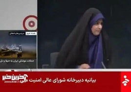La locutora deja la mesa nada más quedarse el estudio a oscuras tras la explosión.