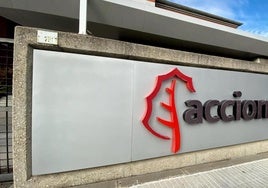 Logotipo de Acciona en la entrada de su sede en Madrid