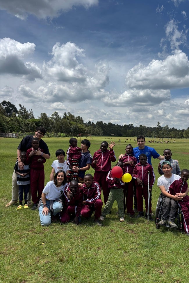 Parte de la familia Gómez-Samblas, con niños con alguna discapacidad en Kenia.