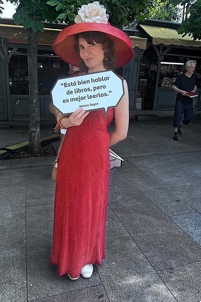 Una participante en el Bloomsday español invita a la lectura ante un case a de Moyano.