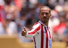 Antoin Griezmann hace un gesto de aprobación en el estreno mundialista del Atlético.