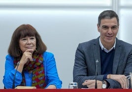 Cristina Narbona, junto a Pedro Sánchez.