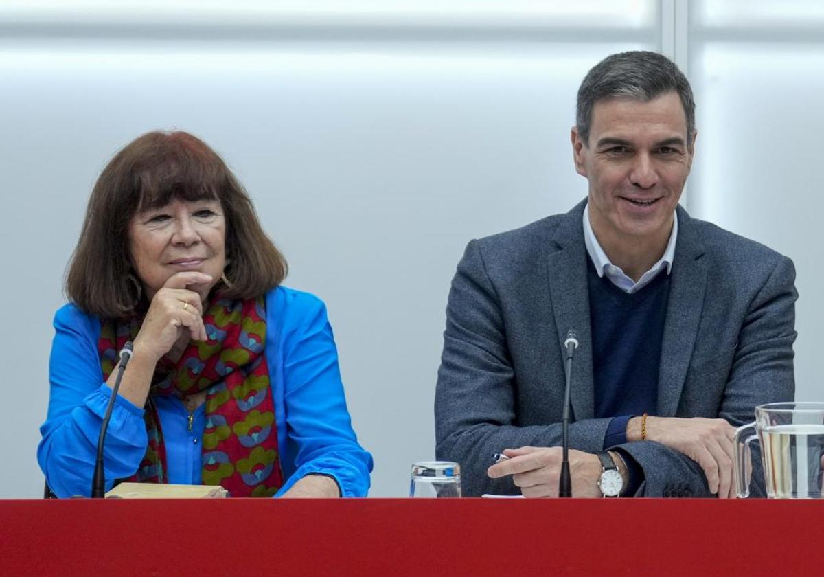 Cristina Narbona, junto a Pedro Sánchez.
