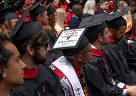 Un estudiante protesta en el acto de graduación, en Harvard.