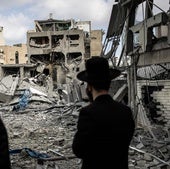 Ultraortodoxos contemplan los daños causados por un misil iraní en su barrio, al sur de Tel Aviv.