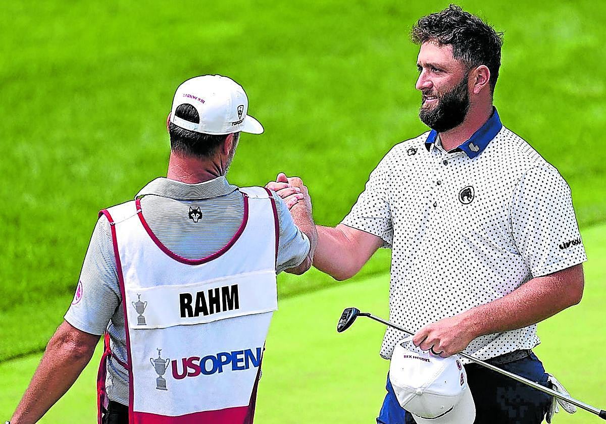 Rahm agradece el trabajo de su inseparable caddie Adam Hayes al término de su vuelta.