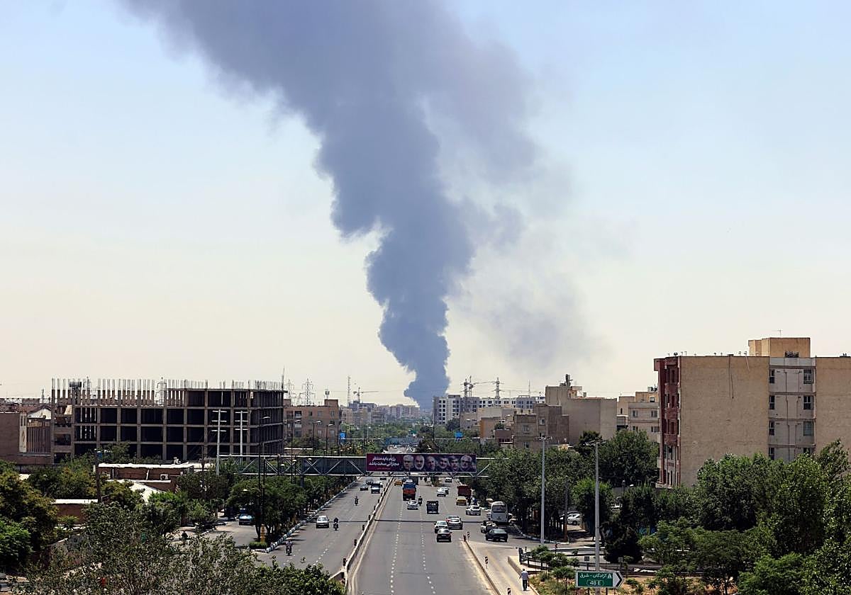 Una columna de humo se eleva en el sur de Teherán tras un ataque hebreo contra una instalación energética.