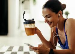 Qué es el proffee, la tendencia de añadir proteína en polvo a tu café que está arrasando en internet
