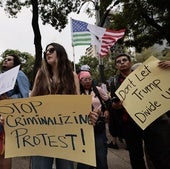 Manifestantes protestan contra la política migratoria de Donald Trump.