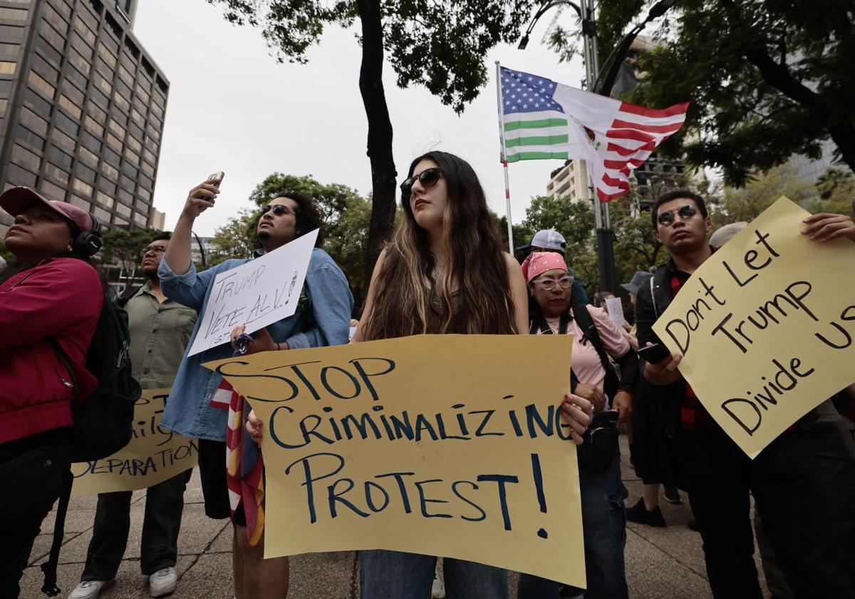 Manifestantes protestan contra la política migratoria de Donald Trump.