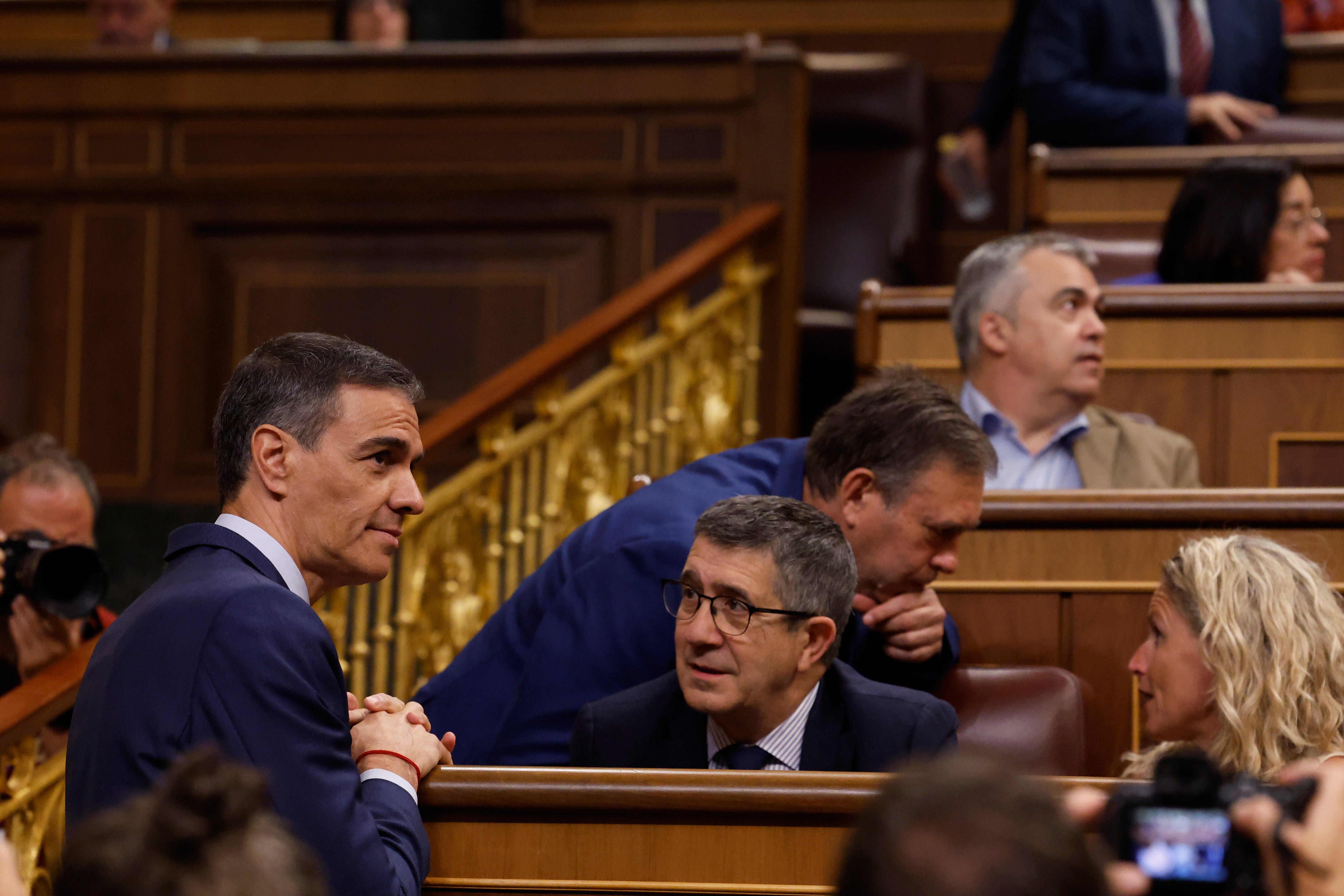 El presidente Sánchez, con Santos Cerdán dos escaños más arriba, en el pleno del pasado miércoles