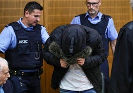 El médido sirio Alaa M. oculta su rostro al acudir este lunes a la Audiencia Superior de Fráncfort para escuchar el veredicto.