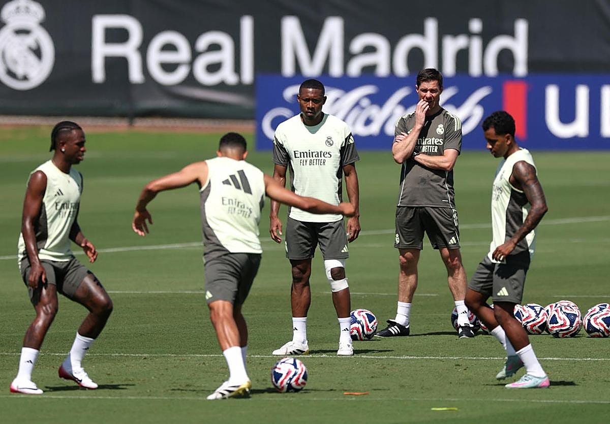 Xabi Alonso supervisa un entrenamiento del Real Madrid en Palm Beach.