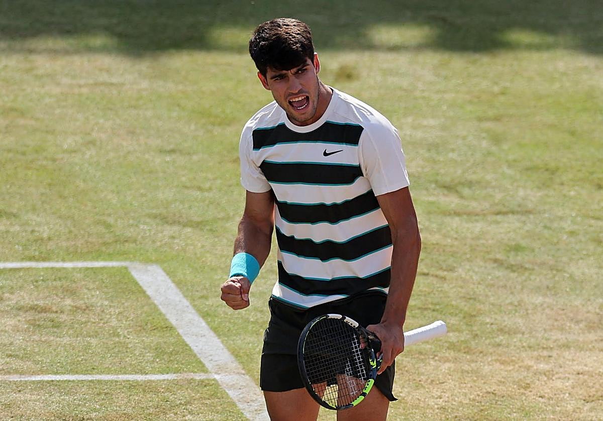 Carlos Alcaraz celebra su victoria ante Adam Walton en Queen's.