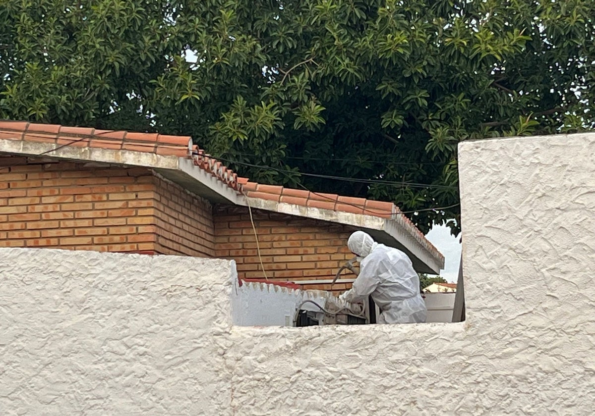 Un trabajador retira amianto de la azotea de un colegio.
