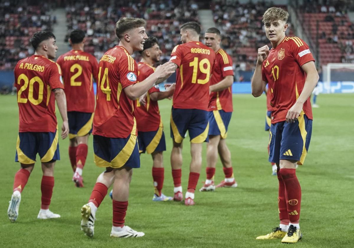 Jesús Rodríguez celebrates his goal against Italy with his teammates.