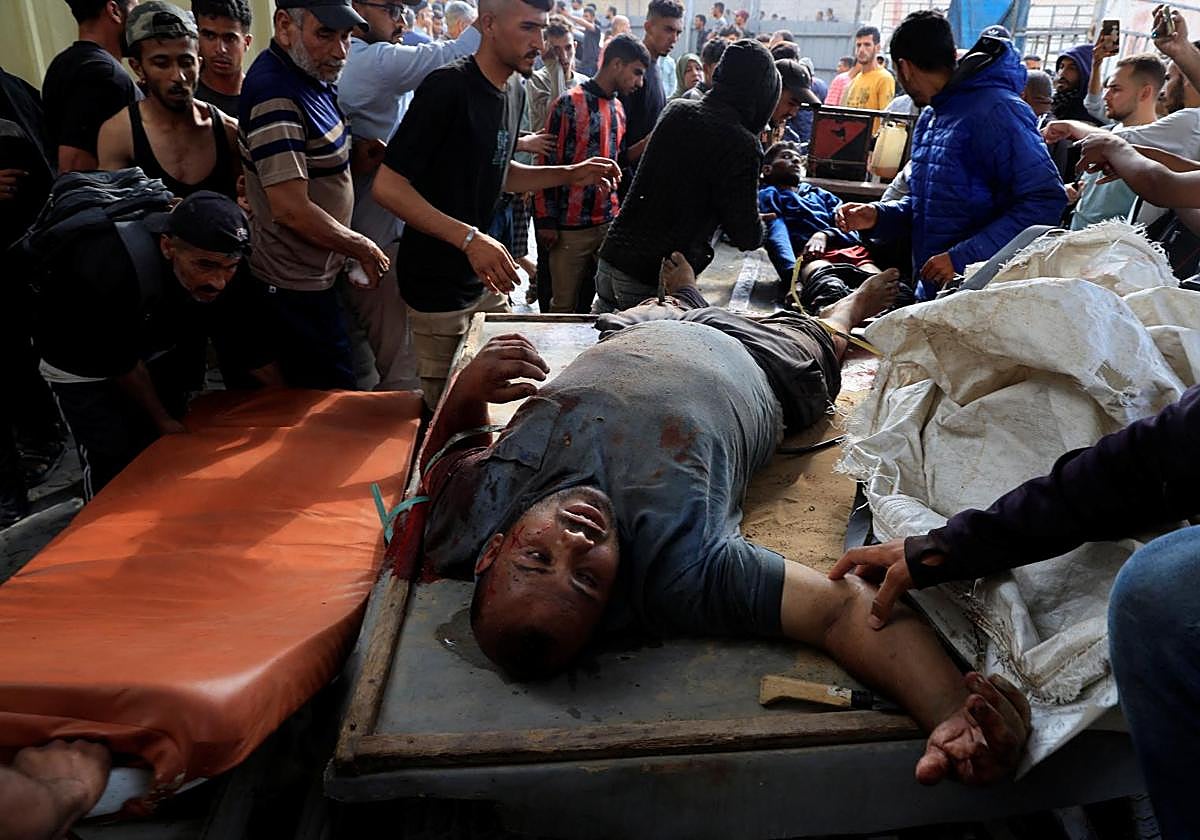 Personas heridas por el ataque israelí contra el centro de reparto de ayuda son trasladadas al hospital Nasser.