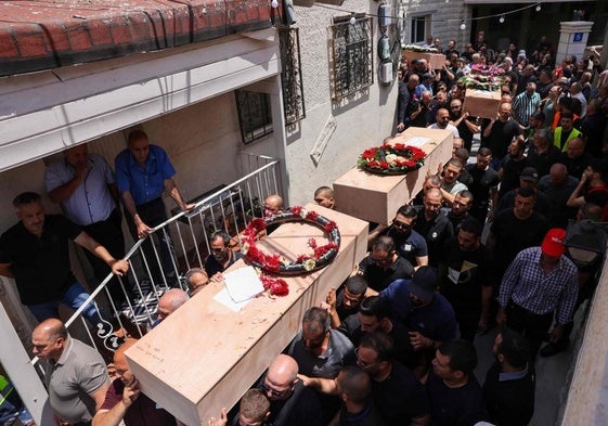 Funeral por varios de los muertos por los ataques de Israel.