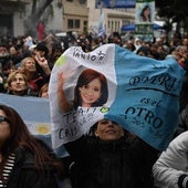 Partidarios de la expresidenta argentina Cristina Fernández de Kirchner se congregan frente a su residencia en Buenos Aires.