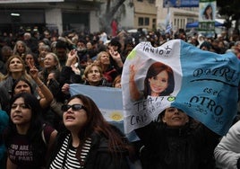Partidarios de la expresidenta argentina Cristina Fernández de Kirchner se congregan frente a su residencia en Buenos Aires.