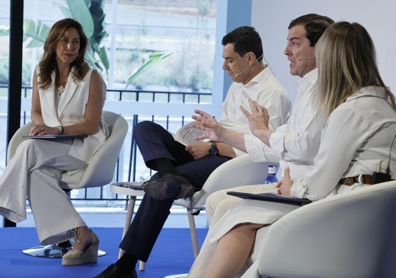 Chueca, Moreno, Mañueco y Ezcurra, durante la presentación de la ponencia política.