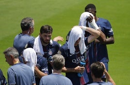 Pausa para la hidratación de los jugadores del PSG en su partido ante el Atlético.