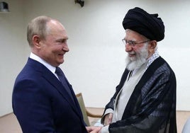 El jefe del Kremlin, Vladímir Putin, y el líder supremo iraní, Alí Jamenei, en un encuentro en Teherán.