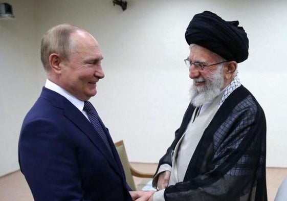 El jefe del Kremlin, Vladímir Putin, y el líder supremo iraní, Alí Jamenei, en un encuentro en Teherán.