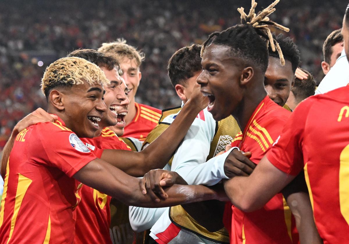 Spanish national team players celebrating their recent victory against France in the Nations League semi-finals.