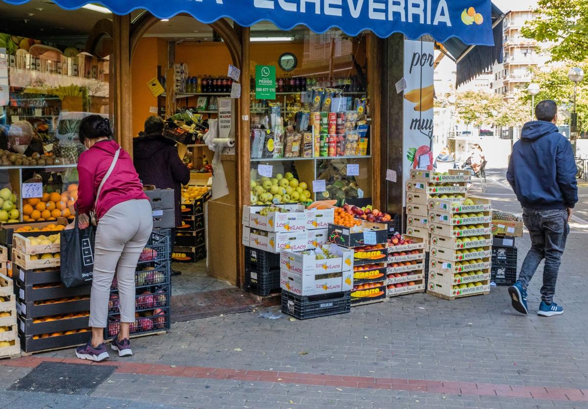 Una frutería en un barrio.